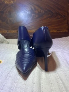 Vince Navy Snakeskin Print Capri Pointed Toe Pumps. Brand New. Stunning. - Bild 1 von 4