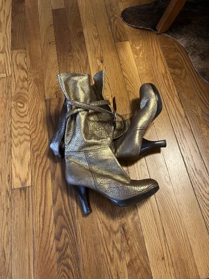 Botas de mujer doradas 7 para toda la humanidad. 8,5, Italia  Foto 1 de 4