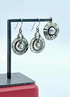 Juego de pendientes y colgantes de perlas redondas de ley martilladas .925 Shablool Didae de colección Foto 1 de 4