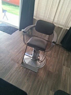 Silla de estilo arpa Takara Belmont.  Esta silla es conocida por su diseño único. Foto 1 de 4