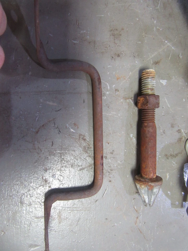 Ford Mustang 1965 piezas de pasador de cierre y perno delantero debajo del capó Foto 1 de 1