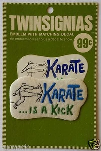 ""Karate"" 1970 Emblema ""Twinsignias"" con calcomanía a juego - Imagen 1 de 2