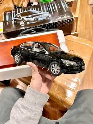 1: 18 比例 2008 ~ 2012 年本田雅阁水晶黑色压铸模型汽车带底座 — 第 1/4 张图片