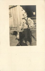 RPPC Boy Scout sostiene gato atigrado y perro puntero alemán de pelo corto desconocido EE. UU. - Imagen 1 de 2