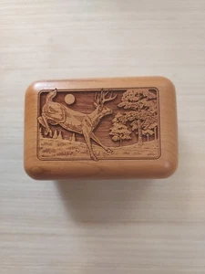 Wilderness Woods USA Laser geschnitzter Bock Hirsch Spieluhr Schmuckschatulle - Bild 1 von 2