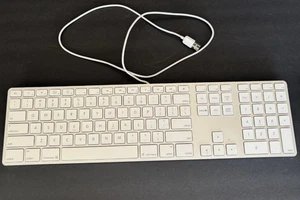 Genuine Apple A1243 Wired USB Keyboard w/Keypad for iMac, Mac Mini, Mac Pro - Picture 1 of 2