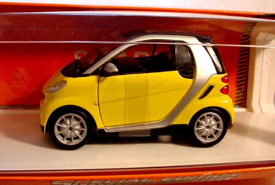 NewRay 1:24 Special Edition SMART Car 71036 Yellow/Silver Italian Design 2011 - Image 1 of 4