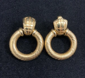 Pendientes de clip vintage firmados Givenchy tono dorado con logotipo llamador de puerta - Imagen 1 de 8
