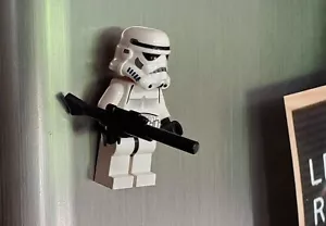 Minifigura 2007 imán en piernas Stormtrooper 30 aniversario cabeza carne rosa LEGO - Imagen 1 de 5