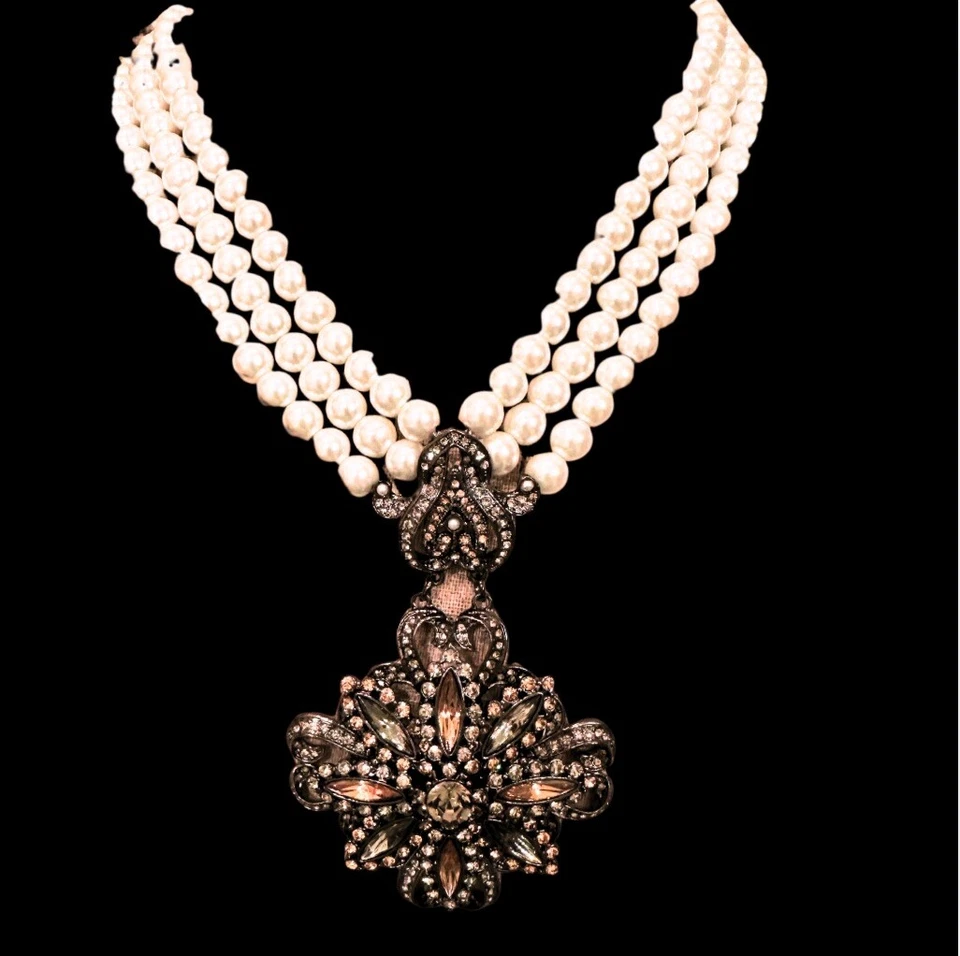 Collar llamativo de perlas R J Graziano de 3 hilos, gargantilla, con medallón con joyas Foto 1 de 4