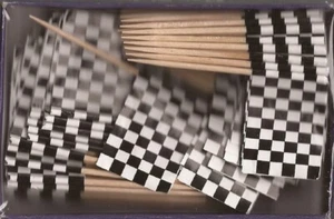 Eine Schachtel mit 100 schwarz & weiß karierten Zahnstocher Flaggen, 100 kleine Mini Flaggen - Bild 1 von 1