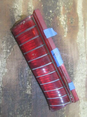 Oldsmobile Delta 88 1967 luz trasera lente parachoques moldura pasajero superior  Foto 1 de 4