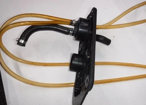 OEM 2011 SEADOO RXT-X 260 IZQUIERDA IZQUIERDA IZQUIERDA PLACA SOPORTE MANGUERAS 268000040 O492-51 - Imagen 1 de 6