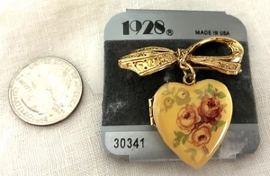 NUEVO CON ETIQUETAS 1928 Marca Medallón Corazón Amarillo Arco Pin Rosas Rosas - Imagen 1 de 2