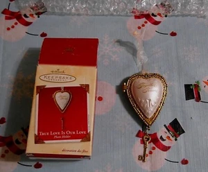 Medallón soporte fotográfico Hallmark Keepsake ornament True Love Is Our Love 2002 - Imagen 1 de 5