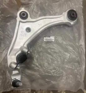 GENUINE NEW LOWER FRONT LEFT WISHBONE CONTROL ARM FOR NISSAN ELGRAND E52 2009-15 - Picture 1 of 6