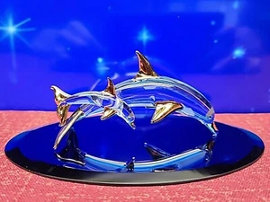 Mundgeblasene Delfin & Kalb Skulptur Goldakzent auf verspiegeltem Sockel - Bild 1 von 8