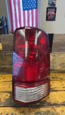 2007-2011 DODGE NITRO ПРАВЫЙ ЗАДНИЙ ФОНАРЬ В СБОРЕ - Изображение 1 из 4