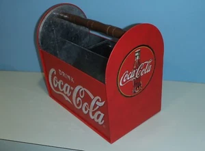Bolso de mano con servilleta y utensilio para caddy de lata de metal Coca-Cola con mango de madera vintage - Imagen 1 de 4