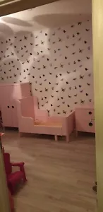 Ikea Kinderbett ausziehbar, Kleiderschrank und Kommode in rosa. VB - Bild 1 von 8