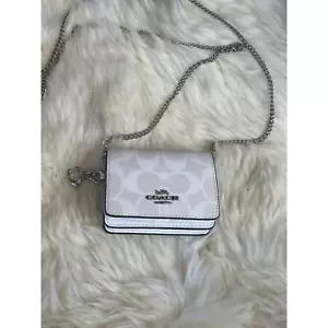 Neu mit Etikett Coach Mini-Geldbörse in Schachtel mit Kette aus charakteristischem Canvas gletscherweiß/… - Bild 1 von 10