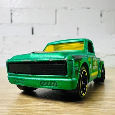 Camioneta Chevy 69 personalizada verde eléctrica 2012 HW City Works 10/10 Foto 1 de 4