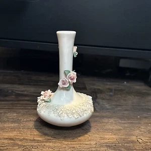 Vintage porcelain vase with applied delicate porcelain lace and roses - Picture 1 of 16
