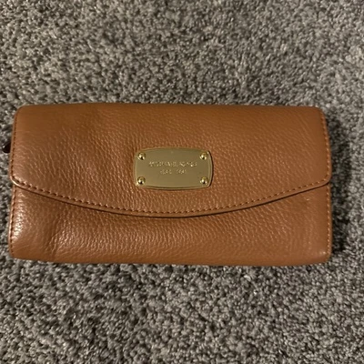Michael Kors Cartera Slim Solapa Marrón  Foto 1 de 4