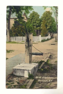An Old Street Pump, HUDSON NEW YORK cartolina d'epoca - Foto 1 di 1