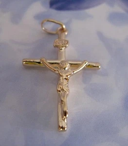 Pendentif Christ 3D sur la Croix 30 mm Plaqué Laminé Or - Picture 1 of 1