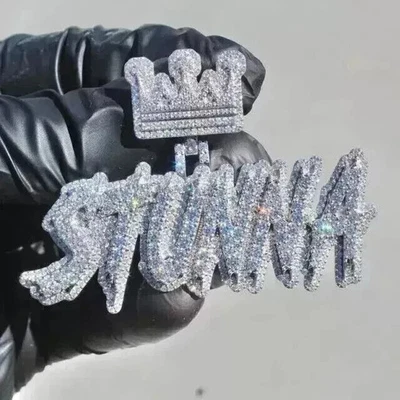 Colgante para hombre enchapado en oro blanco de 14 quilates de corte redondo de 3 quilates con nombre personalizado Foto 1 de 4