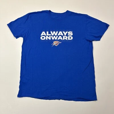 Camiseta grande Oklahoma City Thunder para hombre OKC NBA baloncesto logotipo deletreado Foto 1 de 4