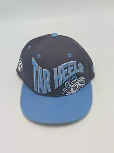 New Era 9FIFTY Tacones Alquitranados UNC Bordado Escritura Logo Snapback Sombrero - Imagen 1 de 6