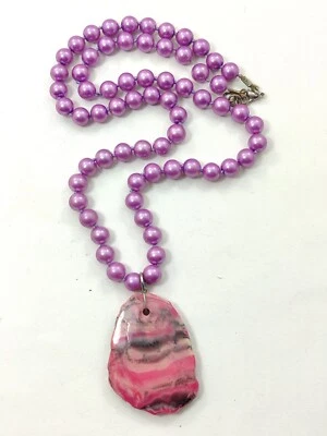 Collana Donna In Perle Fucsia 8 Mm. , Ciondolo In Resina  Lunghezza 60 Cm. - Immagine 1 di 4