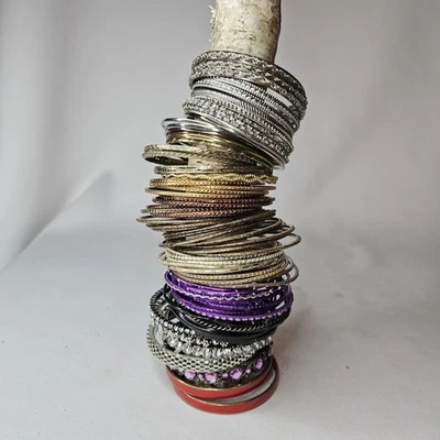 Lote de 80 pulseiras - Estilo misto prata e tom dourado roxo preto branco rosa - Imagem 1 de 4