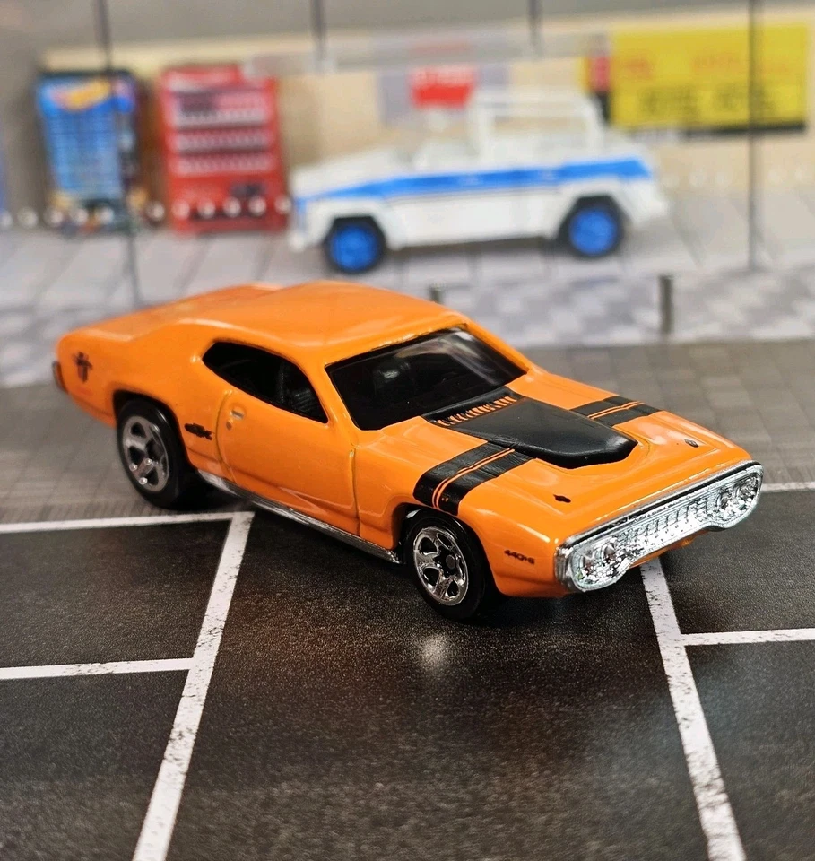 1/64 2005 Hot Wheels Muscle Mania Series 1/5 1971 PLYMOUTH GTX #101 71 Orange  - Image 1 of 4