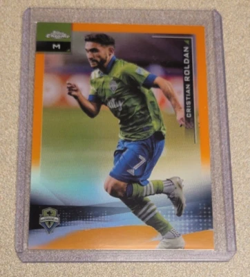CRISTIAN ROLDAN 2021 TOPPS CHROME MLS SOCCER ORANGE REFRACTOR SP/25 #18 SEATTLE - Image 1 of 2
