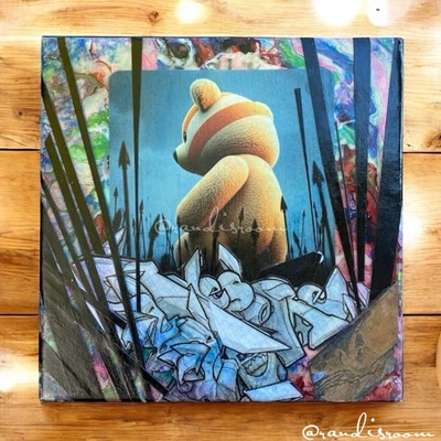 Obra de arte de medios mixtos EYESORE “Battlefield Bear” - Collage de surrealismo pop urbano Foto 1 de 4