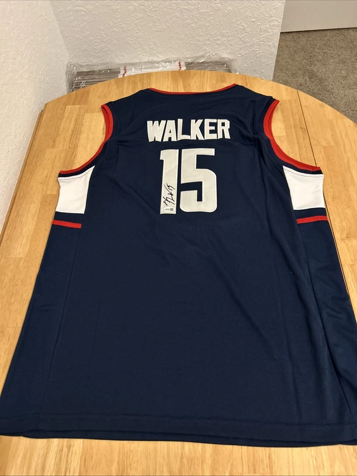 Camiseta deportiva autografiada de Kemba Walker UConn Huskies certificada por la JSA Foto 1 de 4