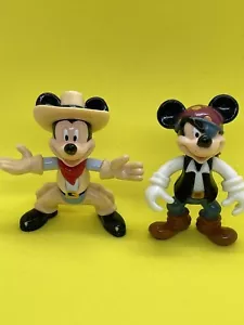 Set di 2 statuette in PVC Topolino di 2 topper torta pirata cowboy ecc. - Foto 1 di 3