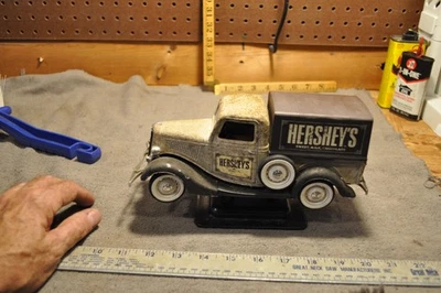 Camión de reparto Ford Hershey 1934 Solido mal estado, para piezas o exhibición de depósito de chatarra Foto 1 de 4