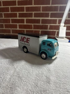 Ertl Collectibles 1995 - ACE Hardware - Camión 1949 blanco 3000 cabina inclinable - Banco F4 - Imagen 1 de 6