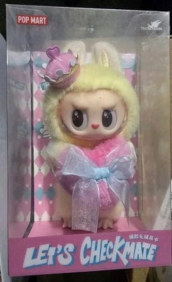 Виниловая плюшевая кукла Pop MART Labubu серия The Monsters Let's Checkmate QUEEN. Новый в коробке - Изображение 1 из 2