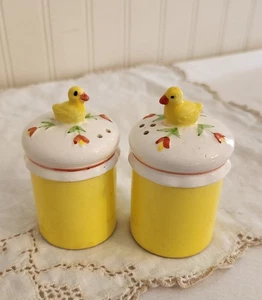 Salero y pimentero Lefton Vintage Baby Chick/Pato y tulipanes amarillo retro - Imagen 1 de 9