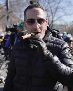 Foto de la NFL Howie Roseman Super Bowl LIX Parade Cigar Philadelphia Eagles 8x10 - Imagen 1 de 1
