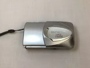 Olympus Camedia D-560 Zoom 3.2MP Digital Camera Silver Untested-Parts - Picture 1 of 15