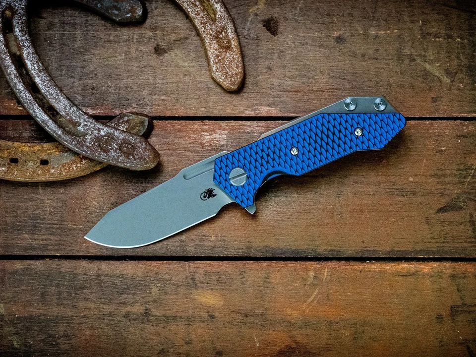 CUCHILLO RICK HINDERER KNIVES EE. UU. SEMIPISTA AZUL/NEGRO G10 ACABADO DE TRABAJO MAGNACUT Foto 1 de 2