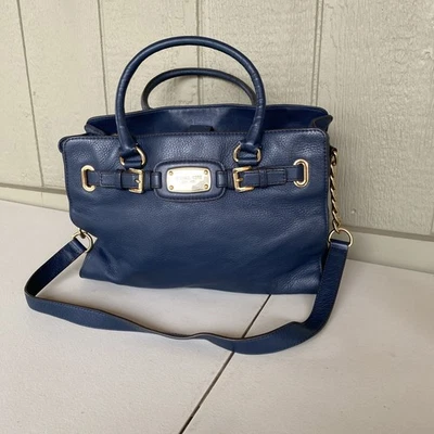 Bolso de hombro Michael Kors Hamilton grande de cuero negro con detalles dorados Foto 1 de 4