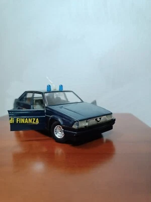 Alfa Romeo 75 Guardia Di Francia modello Burago Italia 1/24 raro vintage anni 90 - Immagine 1 di 4