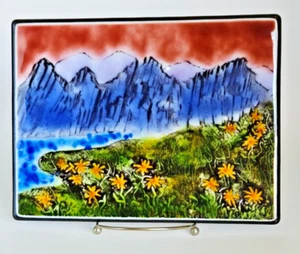 Verschmolzene Kunst Glasscheibe & Ständer See Berge Blumenwiese 10" x 7,75" signiert - Bild 1 von 7